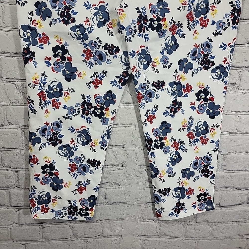 Charter Club Women's Size 10 Bristol Capri Pants White Floral Slimming New NWT - Picture 10 of 15